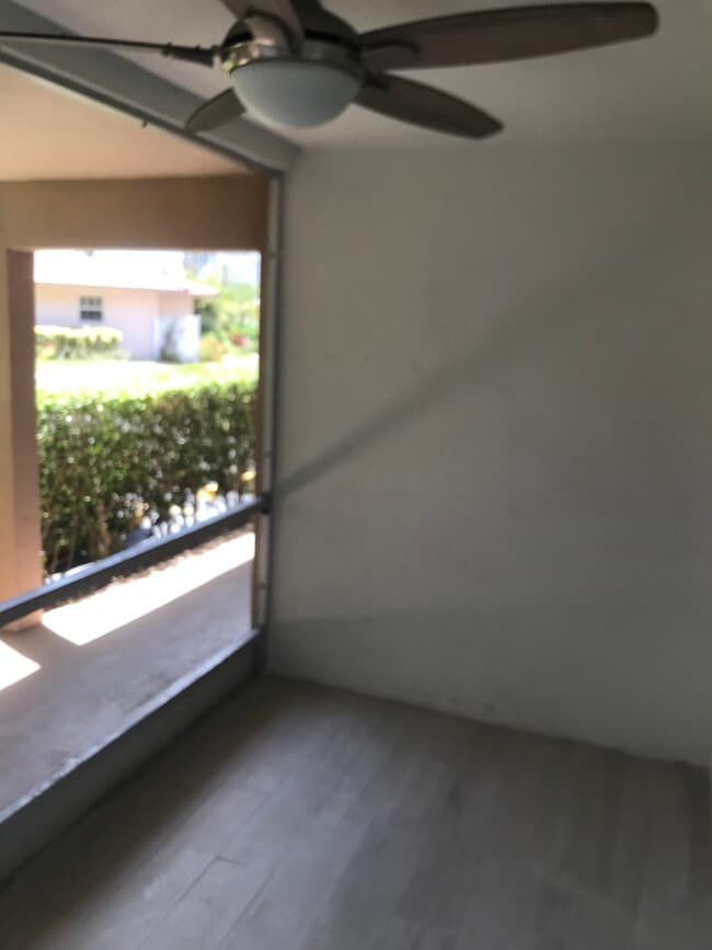 Building Photo - 501 Blue Heron Dr