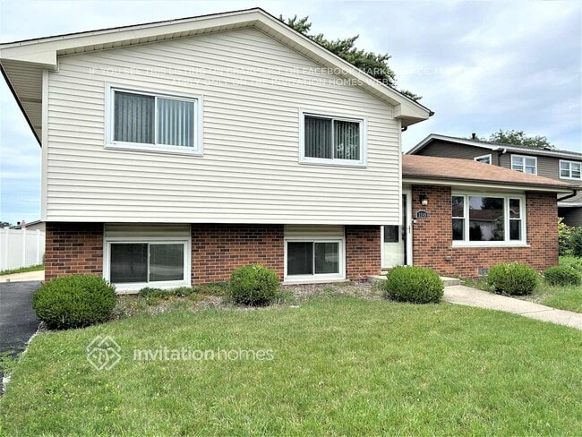 Building Photo - 8840 Hickory Dr