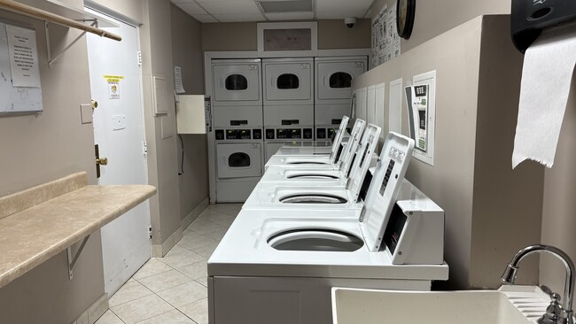 Building Photo - 9001 Golf Rd