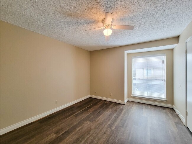 Building Photo - 700 Thicket Ln