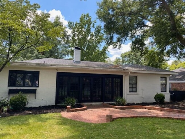 Building Photo - Beautiful Mid-town home 3br/2ba, newly ren...