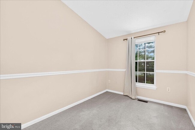Building Photo - Beautiful End Unit Townhome in Bluffs At Deep Creek!