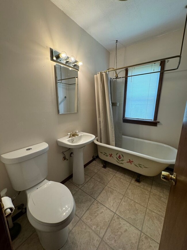 Building Photo - 2 Bedroom, 1 Bath with garage. Water and Sewer included in monthly rent!