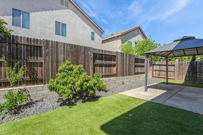 Building Photo - Gorgeous Roseville Home in Gated Community!