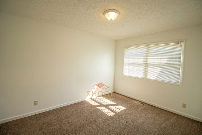 Building Photo - LARGE TOWNHOME CLOSE TO CAMPUS - LOTS OF SPACE!