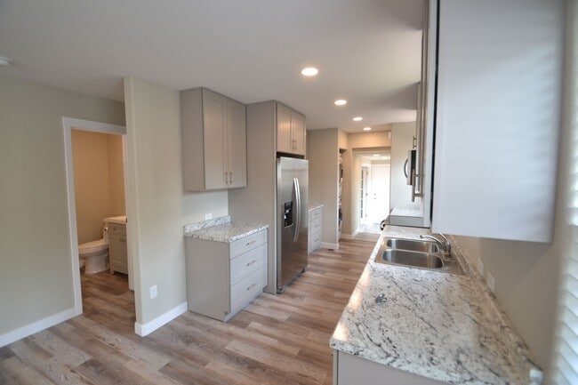 Building Photo - Beautiful 3 Bed 2 Bath with AC!