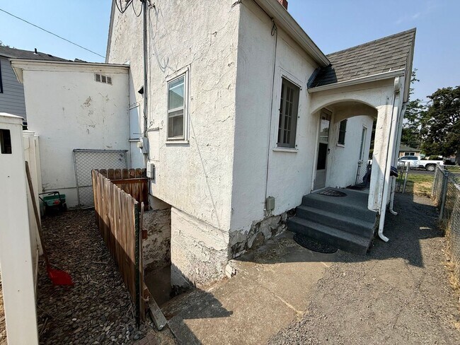 Building Photo - 508 6th Ave