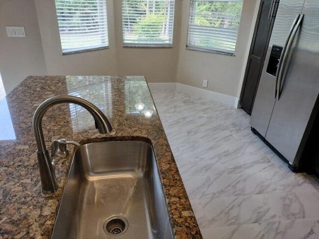 Building Photo - 5671 Sunberry Cir