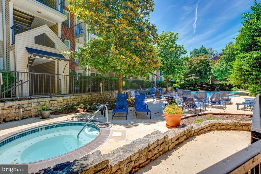 Hot tub - 3313 Wyndham Cir