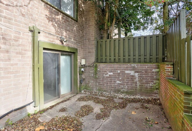 Building Photo - 3BD, 1.5BA - Beautifully Remodeled Townhome in Columbia