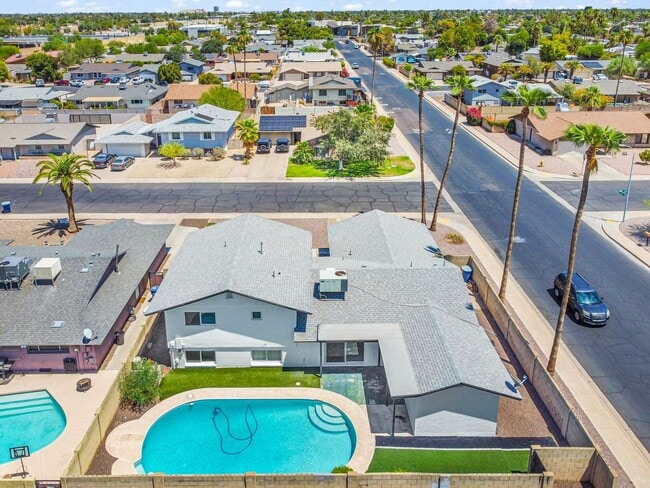 Building Photo - 6 bed/ 3.5 bath