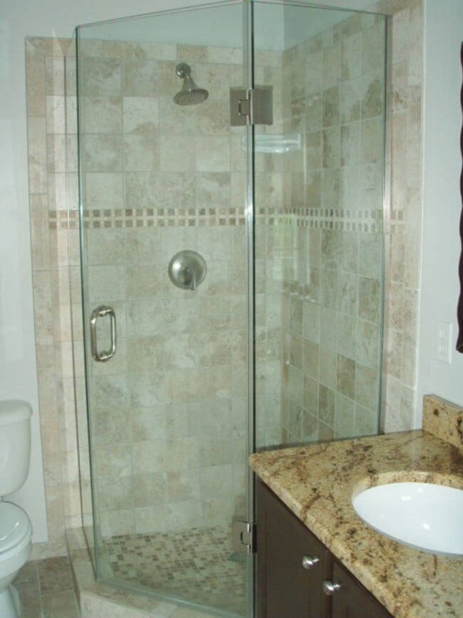 Building Photo - Beautiful 3 Bed 2.5 Bath End-Unit Brick To...