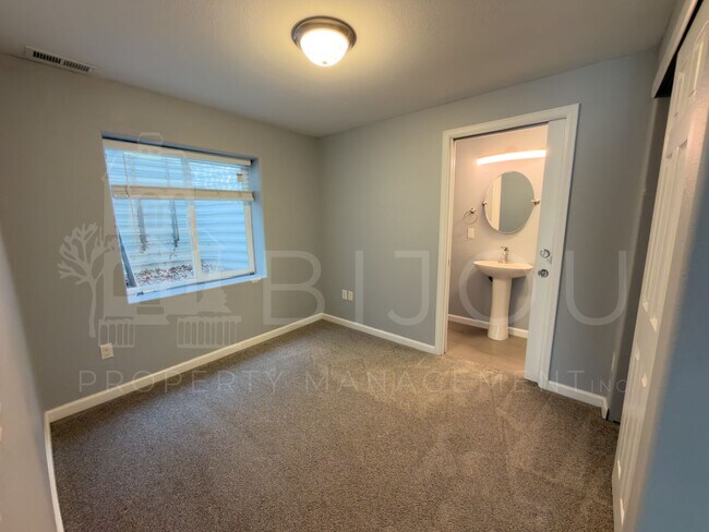 Building Photo - 3739 Range Dr