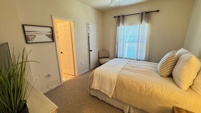 Building Photo - Unfurnished Annual Rental Available 1/1/26