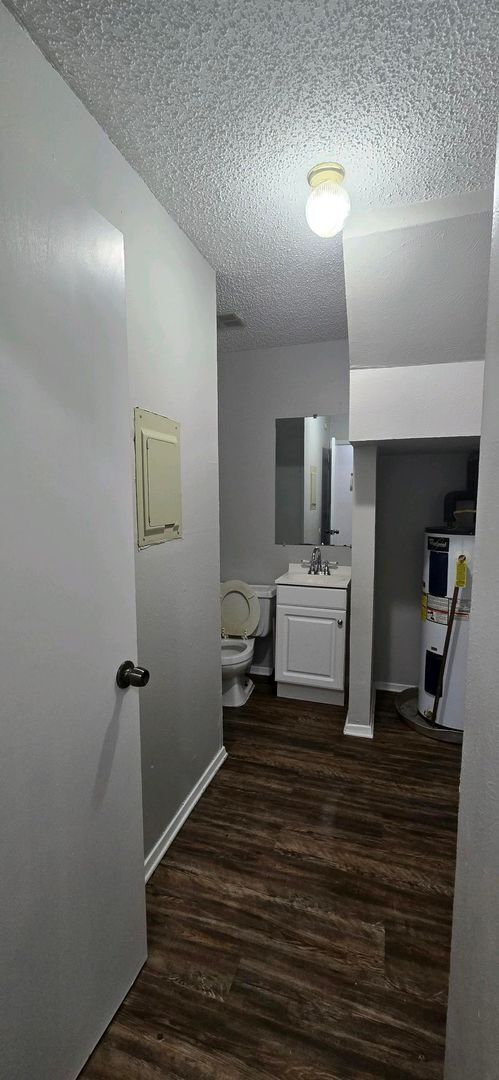 Building Photo - Available Now! 2 Bedroom 1.5 Bath Townhome...