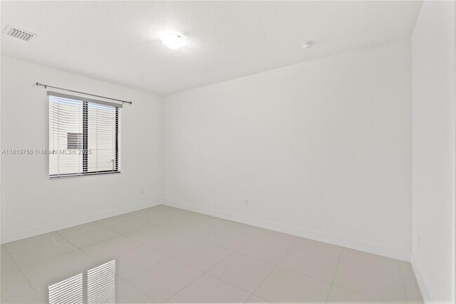 Building Photo - 535 SW 91st Pl