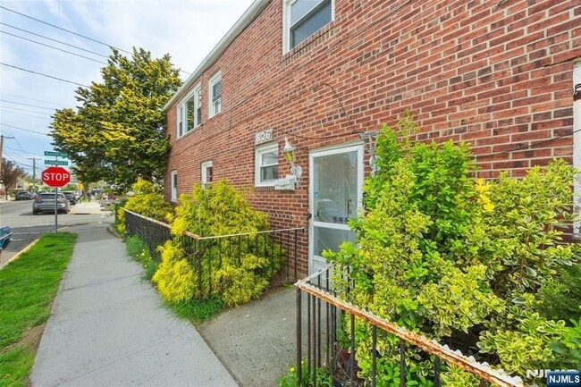 Building Photo - 826 7th St