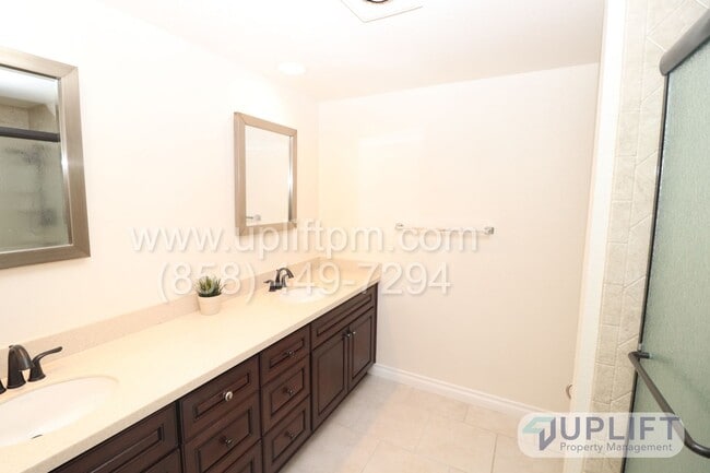 Building Photo - 3 bed, 2.5 bath Home in Charming Neighborh...