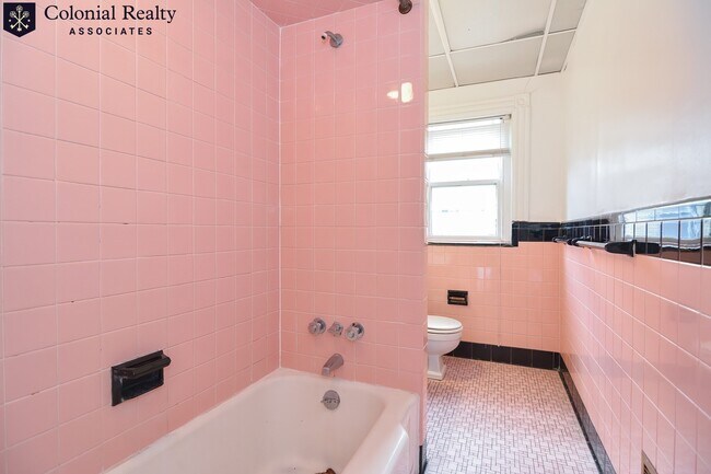 Building Photo - 923 Beacon St