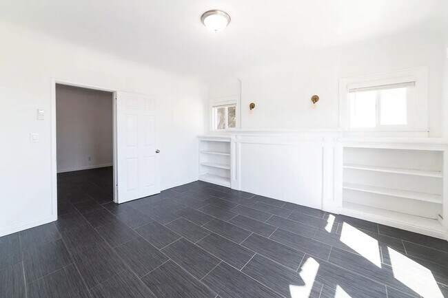 Building Photo - Bright and airy 2-bedroom 2-bath in Mid- City