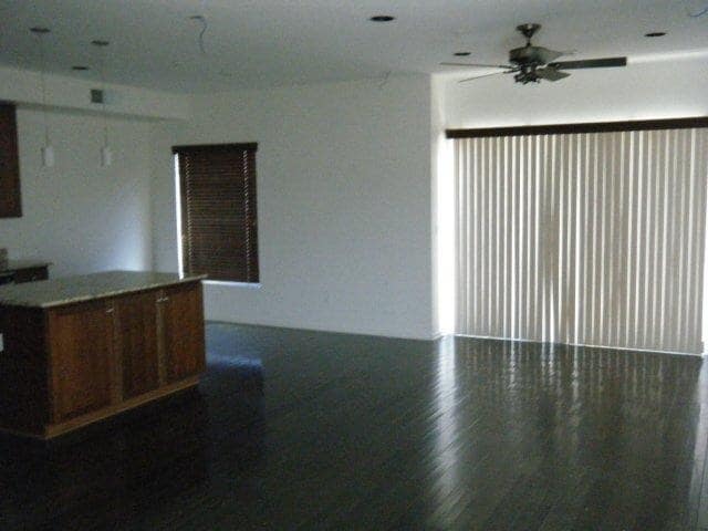 FAMILYROOM - 525 W Lakeside Dr