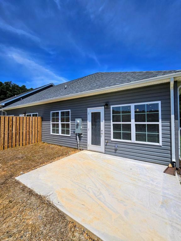 Building Photo - 395 NE Bellingham Dr