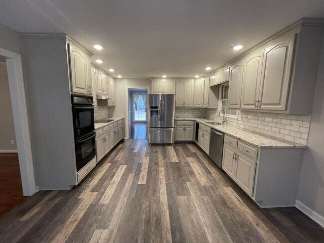 Building Photo - Executive Rental in Horseleg Creek- $3,295