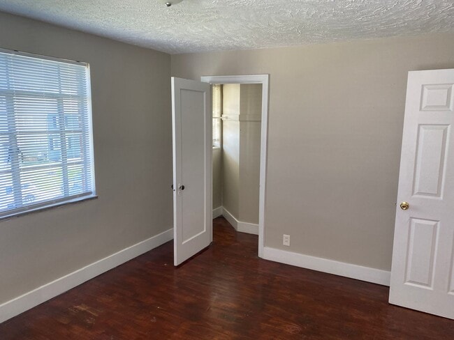 Building Photo - 1177-1177 1/2 Lilley Ave