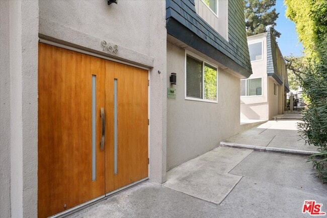 Building Photo - 968 Larrabee St