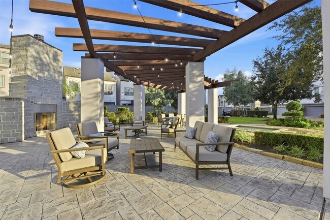 Building Photo - 819 Algona Ave