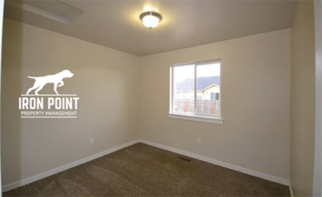 Building Photo - 3bed/2bath w/bonus room, 3 car garage, spl...