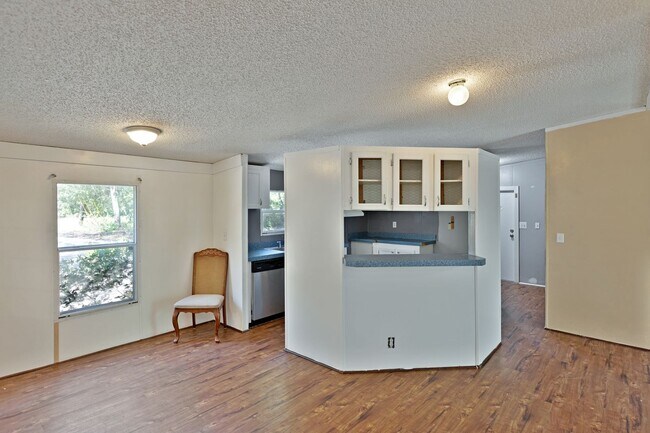Building Photo - Nice and Private!
