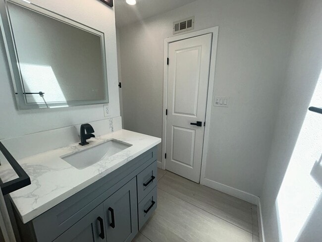 Building Photo - Spacious 3bed 2bath House for Rent in Garden Grove