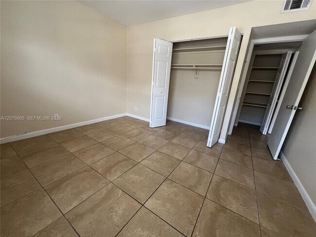 Building Photo - 401 Golden Isles Dr