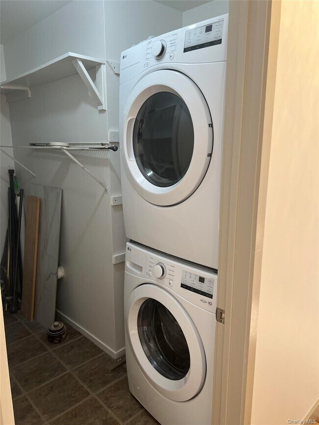 Building Photo - 1 Scenic Vw