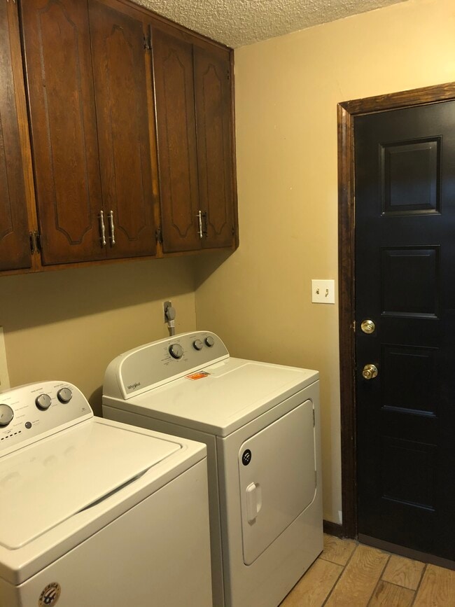 Building Photo - Blue Springs Quad