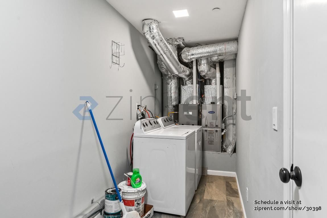 Building Photo - Unit A