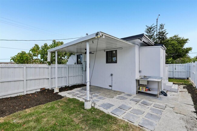 Building Photo - 6595 SW 31st St
