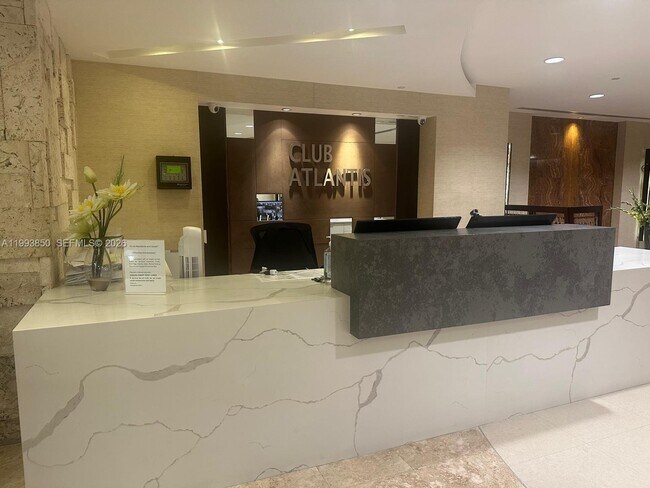 Building Photo - 2555 Collins Ave