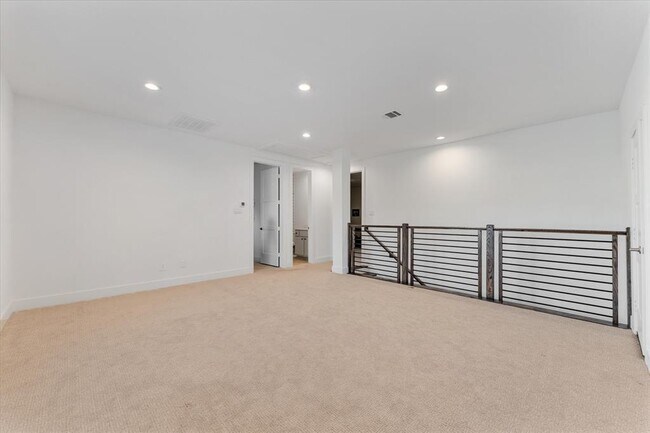 Building Photo - 1006 Oak Summit Ln
