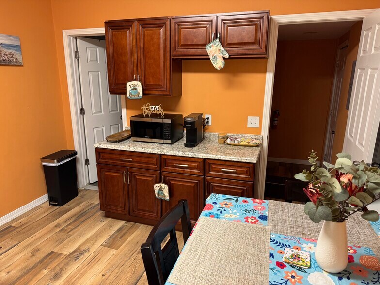 Building Photo - 923 Davis St