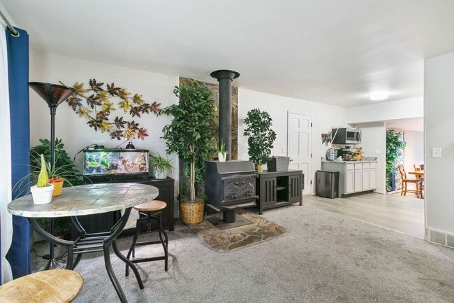 Building Photo - Charming 3 Bedroom, 2 Bathroom Home in Windsor!