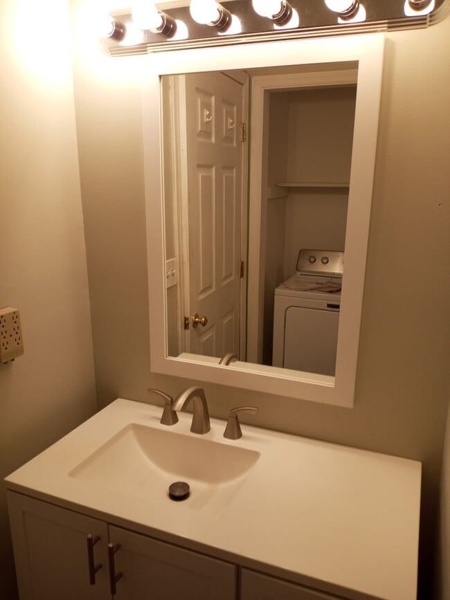Building Photo - 2 bed 1.5 bath condo for rent