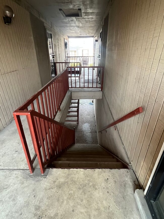Building Photo - Condominium in Greenbrier. Available immediately! Conveniently located near the U of M. Newly ren...