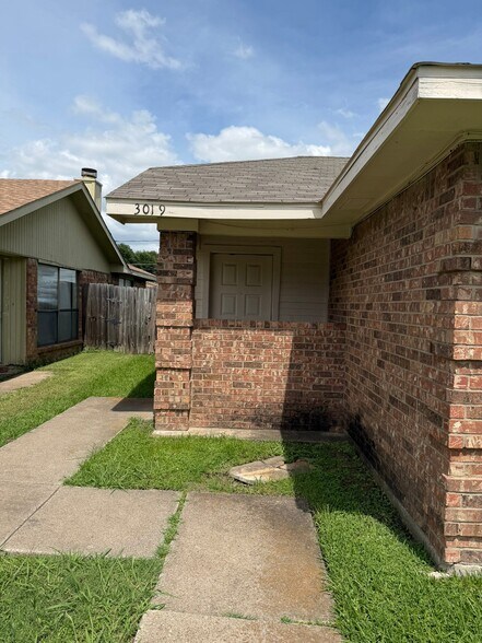 Building Photo - 3019 Oak Ridge Pl