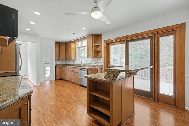 Building Photo - 604 Yeonas Dr SW