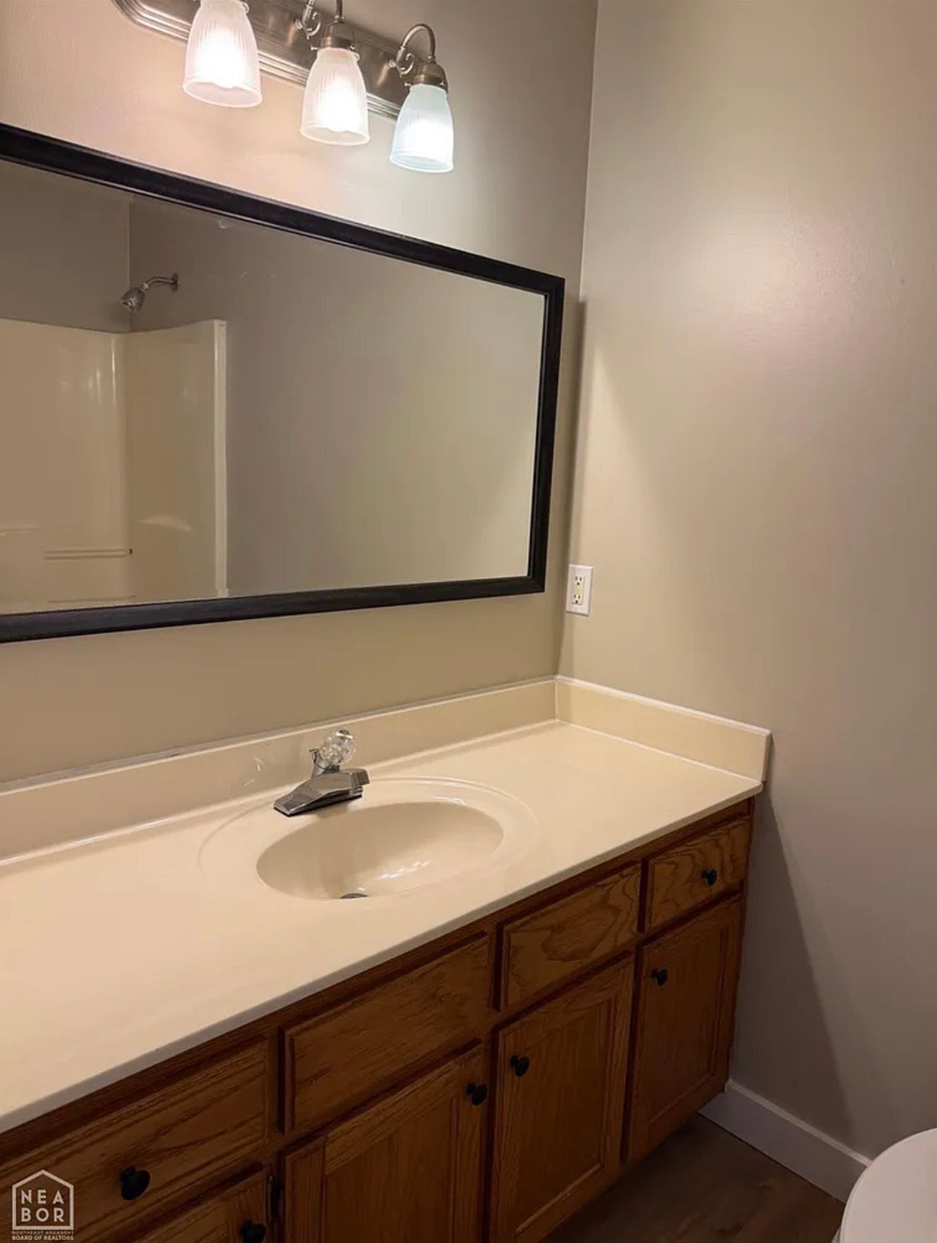 Building Photo - 326 Robinson St