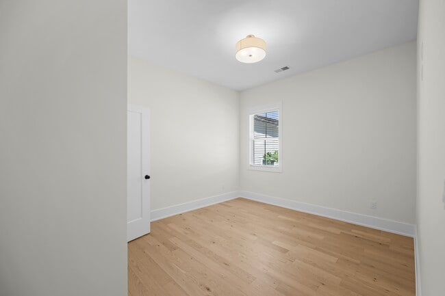 Building Photo - 136 McCowat St