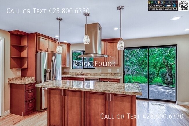 Building Photo - Find Your Perfect Oasis in Redmond! Stunni...