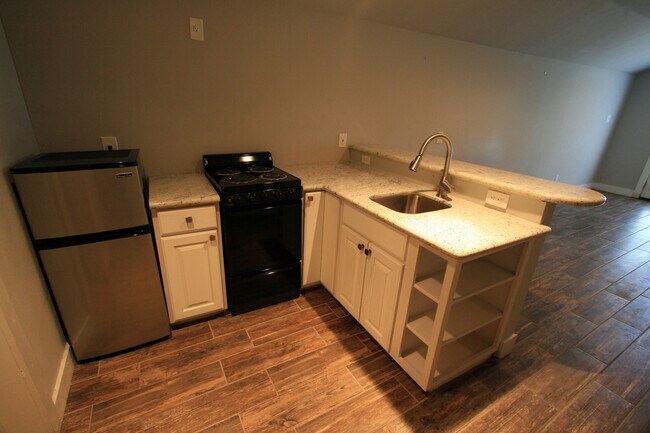 Building Photo - Awesome Home w/ 1/1 Studio Flex Space Just Half Block from Thomas Park!